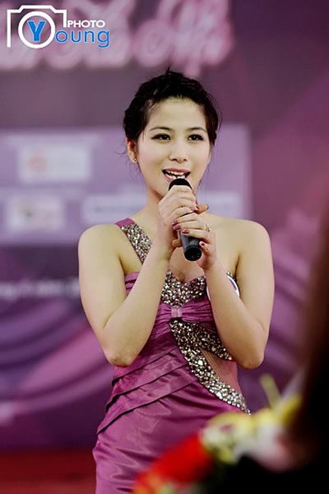 Cô gái có gương mặt rất Hàn Quốc thể hiện bản thân trước hội đồng giám khảo